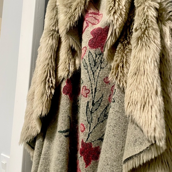 Dylan by True Grit - Faux Fur Open Vest with Rose Detail – Sz. M - Picture 3 of 9